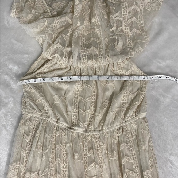 Everyday Chic Boutique FLORAL LACE MAXI, CREAM DRESS. Size Small. - Picture 14 of 14